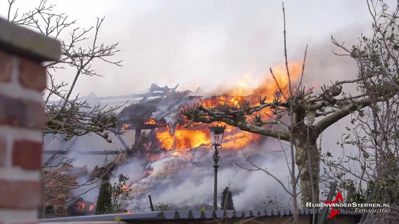 Grote uitslaande brand in woonboerderij in Brandwijk