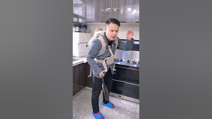 爸爸带娃真不靠谱！儿子都吃上了，他还在找饼呢！#funny#宝爸带娃#萌娃#搞笑