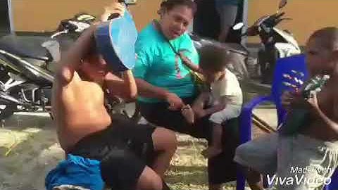 Skill dewa anak" Papua bermain ukulele
