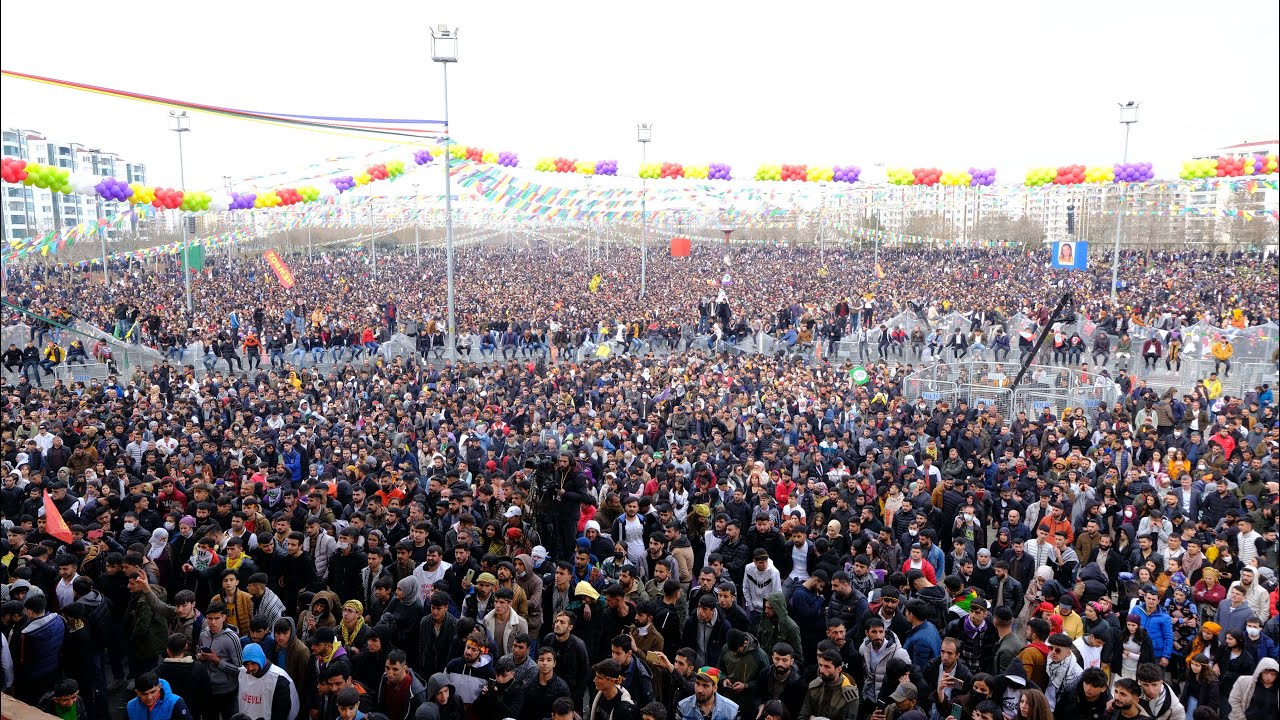 DİYARBAKIR NEWROZU'NDA MAHŞERİ KALABALIK