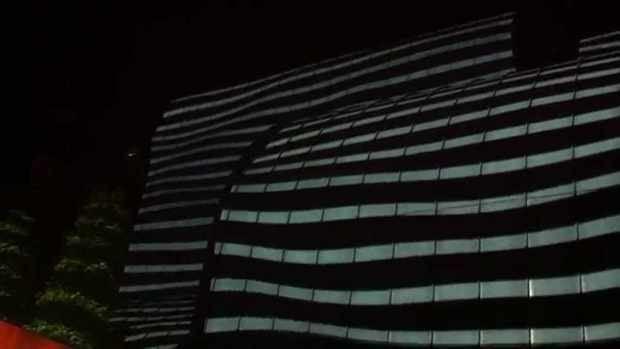 Lichtkunstinstallation "Kaskade" von Egill Sæbjörnsson und live Piano-Musik von Chilly Gonzales