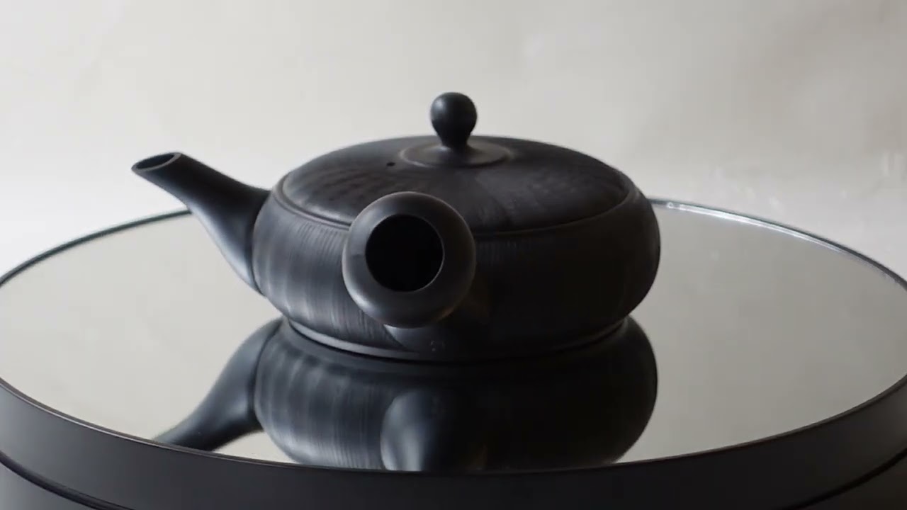 常滑焼の伝統工芸士が作った究極の極平型急須 櫛目 黒泥 常滑焼の伝統工芸士が作った究極の極平型急須 櫛目 黒泥