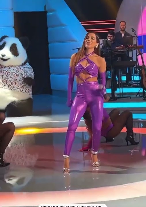 Anitta performando 'Envolver' durante as gravações do 'Caldeirão', com Marcos Mion.