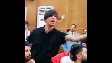 شاعر شاب يتجرأ ويقول سيد مقتدى حرامي 