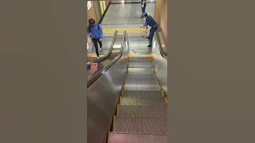 近づく恐怖映像 大江戸線 六本木駅 