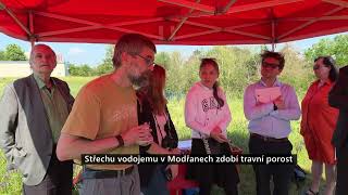 Střechu vodojemu v Modřanech zdobí travní porost