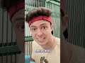 Leão faminto devora carne em segundos! Incrível! #shorts