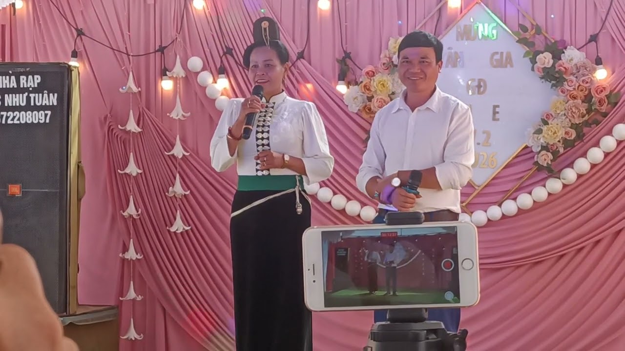 Hà sơ và lò Piêng hát mừng nhà mới lò È