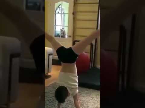 ولد حلو يقوم بعمل حركات رائعه 