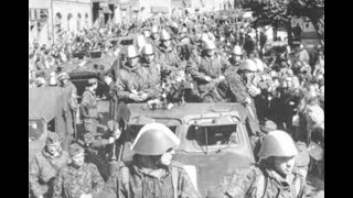 Солдаты армии ГДР, войдя в Чехословакию в 1968 году, сразу же закатали рукава кителей до локтя