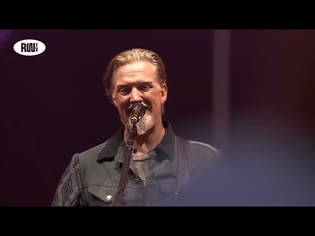 Queens Of The Stone Age feat. Spiderman - Make It Wit Chu (Live at Rock Werchter 2023) class=