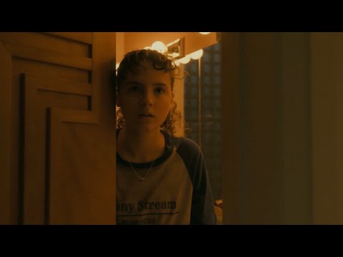 Paper Girls - KJ Sees Her Future Self Kissing a Woman