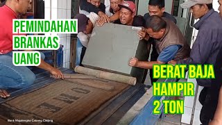 Pemindahan Brankas Uang Secara Gotong Royong | Moving a Heavy Cash Safe Together