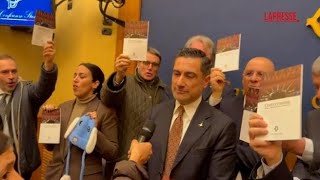 Conferenza Con Casapound, Le Opposizioni Occupano La Sala Stampa Della Camera E Cantano Bella Ciao