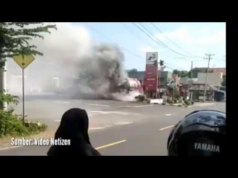  Truk  PERTAMINA  Terbakar  di SPBU Batulawang Banjar YouTube