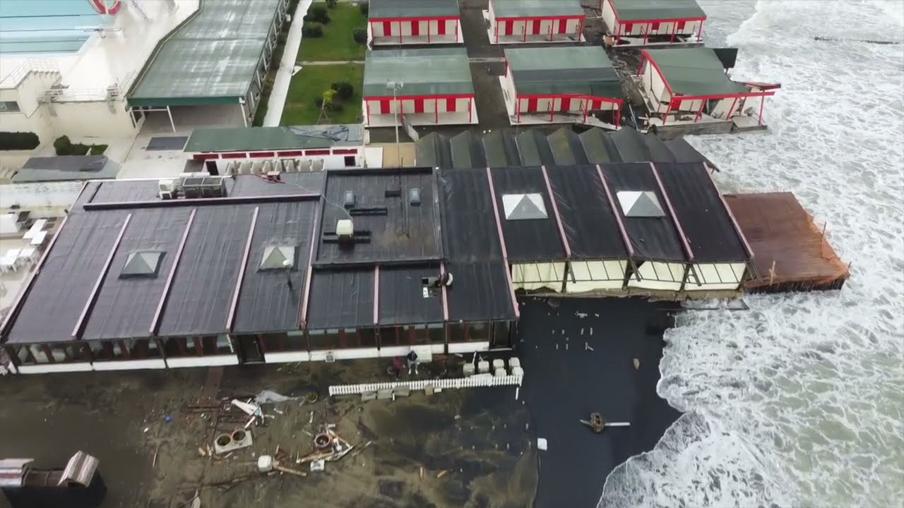 Ostia, venti metri di spiaggia risucchiata dal mare