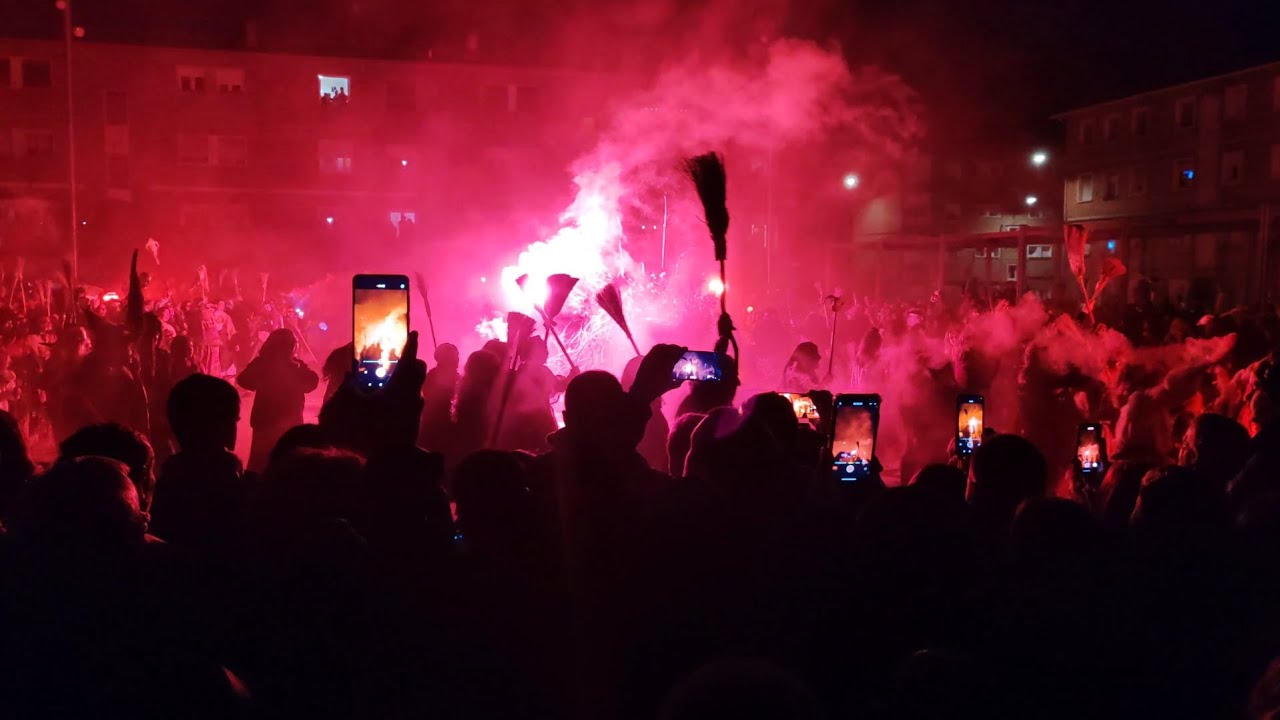 Akelarre de terror de brujas y momotxorros en el carnaval de Altsasu (Navarra) de 2025