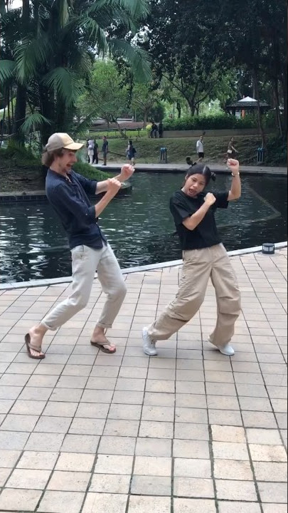 Thai girl teaches me how to dance 🇹🇭