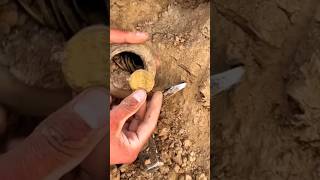 НАШЕЛ ЗОЛОТО ЗА ВАЛУНОМ, УДИВИЛО ТО... #клад #коп #shorts #находки