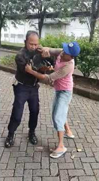 Perkelahian antara security dan bapak bapak pengendara sepedah motor..lucu wk