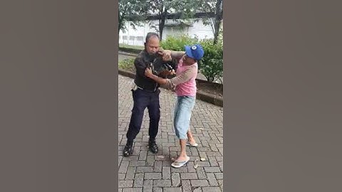Perkelahian antara security dan bapak bapak pengendara sepedah motor..lucu wk