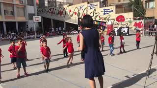 Mi Sobrinita Cristina en su presentación del colegio.  Esta en la primera fila