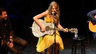 Taylor Swift performs \\