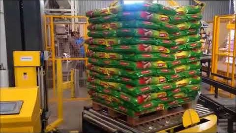 Automatic pallet wrapping machine and stretch wrapper