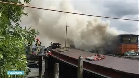Moeilijk te blussen brand op woonboot Amsterdam - RTL NIEUWS