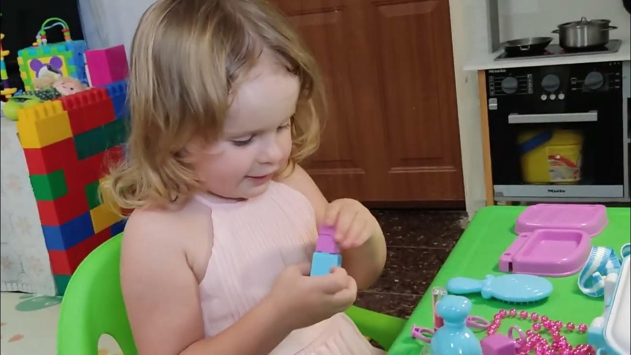 Распаковываем с дочкой сундучок с косметикой. Игрушки для девочек ...