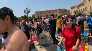 Туристы вместе с армянами празднуют в Ереване праздник Вардавар 2023