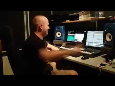 Dr. Peacock Gaat Lekker Los In Zijn Studio