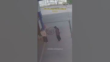 Vừa bán xăng vừa làm shipper 😂 #giaothong #giadinh #vuive #vuinhon #haihuoc #shipper