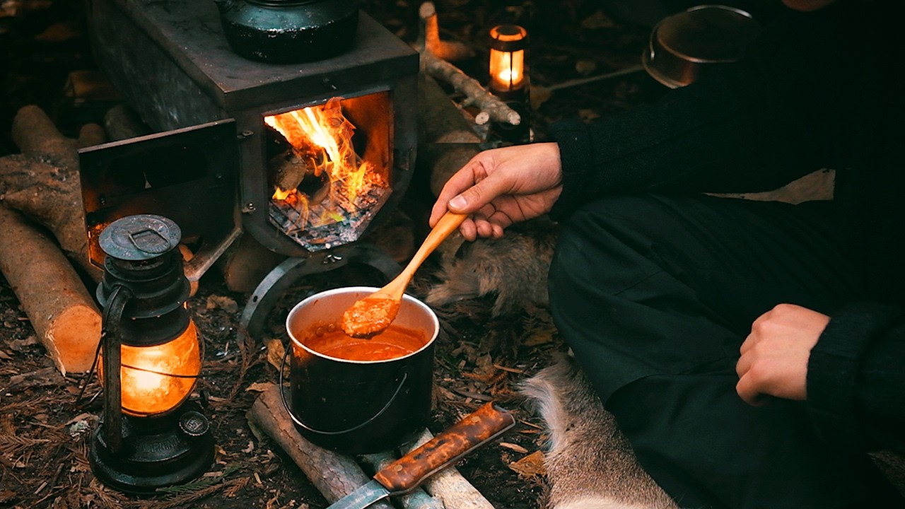 Идеально спокойный одиночный кемпинг｜Звуки реки и костра (ASMR)