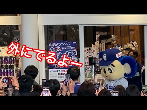 店内のお散歩が終わり、人混みをゆっくり抜けていくドアラさん