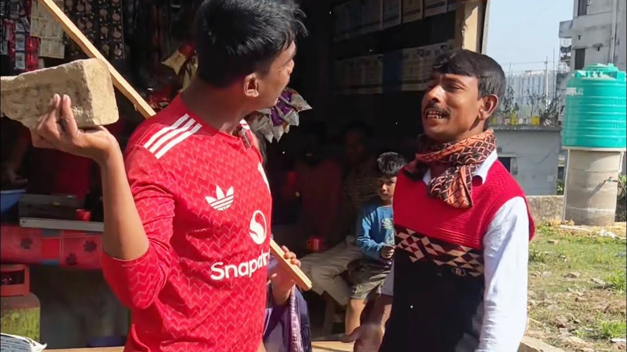 মহিলার চায়ের দোকানের সামনে নির্বাচন নিয়ে মা রা মা রি