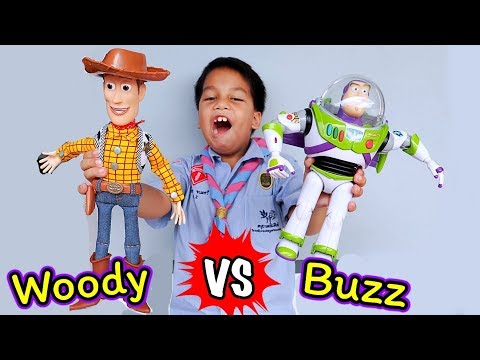 วู้ดดี้ VS นักบินอวกาศบัซไลท์เยียร์ ทำอะไรได้บ้างไปดูกัน!! | แกะกล่องของเล่น Disney Toy Story