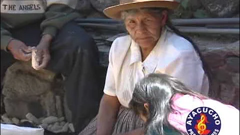 MUJER AYACUCHANA - COCA QUINTUCHA