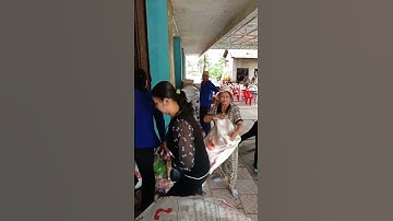 phát gạo từ thiện cho bà con ngheo