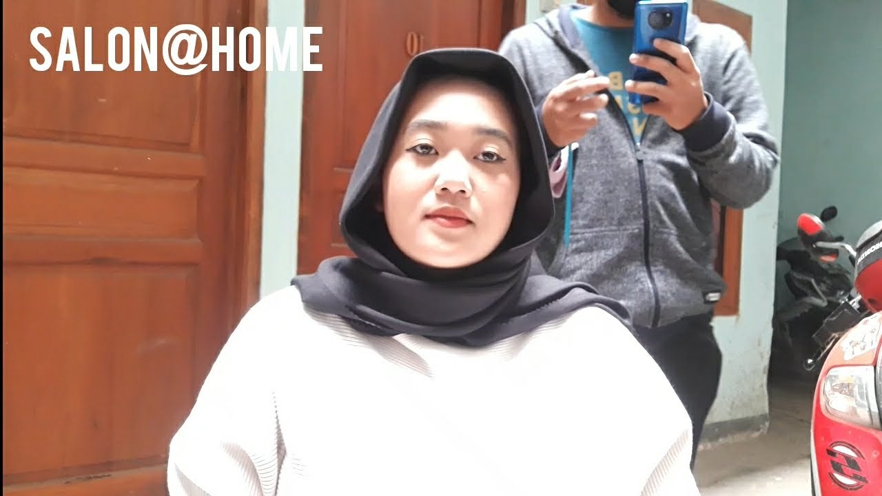 MAHASISWI CANTIK RAMBUTNYA DICUKUR CEPAK, NGILANGIN RAMBUT BERWARNA ( Girl Buzz cut at Home )