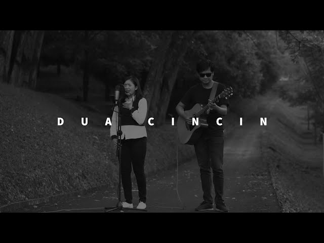 DUA CINCIN - HELLO - (OUTDOOR LIVE ACOUSTIC COVER BY SIWI & IRWAN ) class=