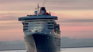 Royal Rendezvous Harbor Cruise - Queen Mary 2 meets Queen Mary after 20 Years
