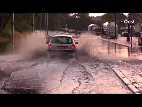 Regio Enschede krijgt plens hemelwater, noodweer zet straten blank