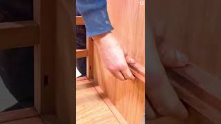 Download Lagu Alat palu karet digunakan untuk memasang kayu penyangga pada lemari tradisional #shorts MP3