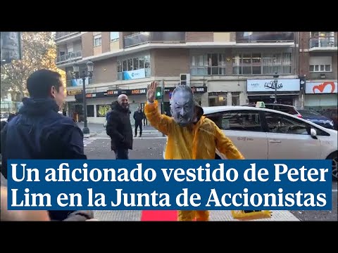 Un aficionado del Valencia se presenta en la Junta de Accionistas disfrazado de Peter Lim