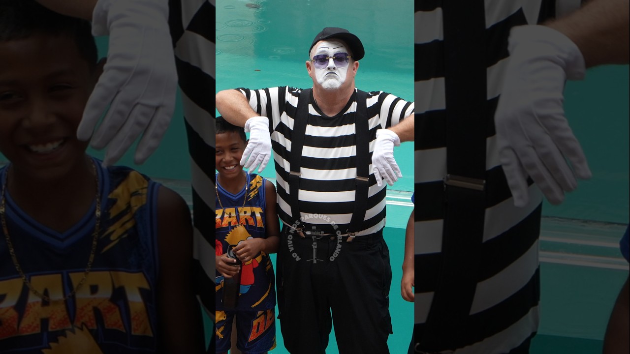 Tom o mímico ficou estiloso com os óculos escuros do garoto 😎😂🤣#tomthemime #seaworldmime