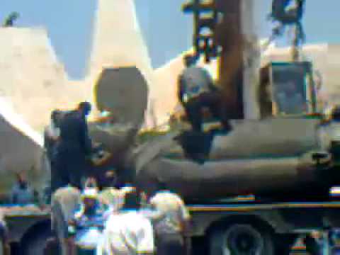 إزالة تمثال حافظ الأسد من حماة وتنصيب حمار مكانه 10 6 2011