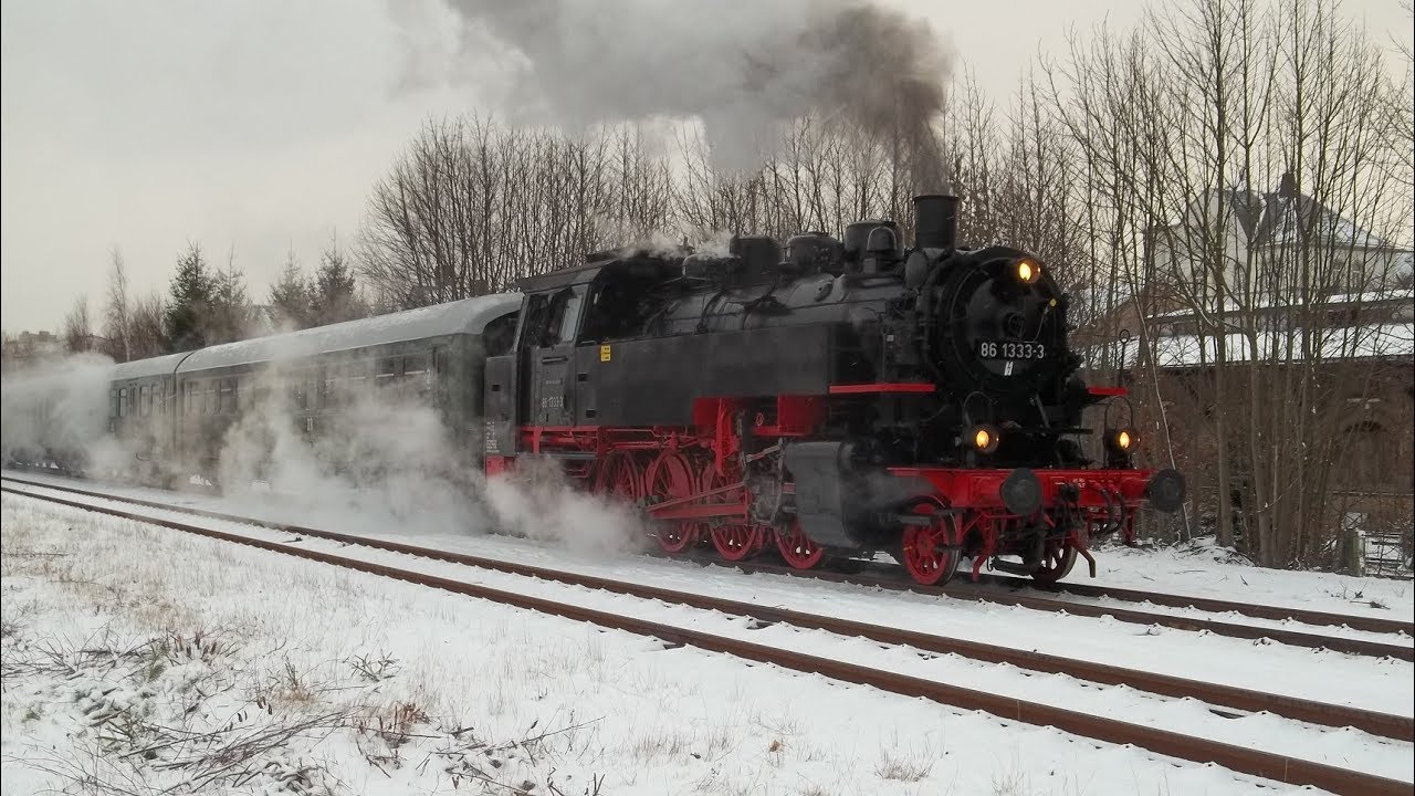 35 1097 und 86 1333 fahren im Vogtland zum Abschied der Strecke Adorf - Zwotental am 09.12.17
