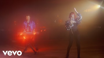 Thumbnail of Purple Disco Machine, Sophie and the Giants - In The Dark (Performance Video)