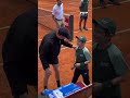 Il BELLISSIMO abbraccio tra Jannik Sinner e il piccolo tifosi prima della partita contro Rublev 🦊🇮🇹